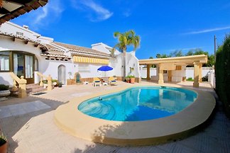 Willa z basenem i grillem kuchni