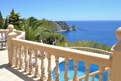 Villa in traumhafter Lage mit Pool