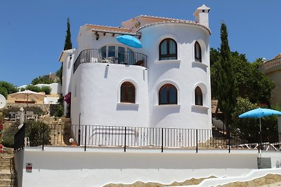 Villa in panoramic position in Denia