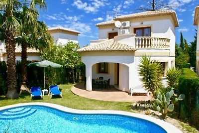 Haus mit Privatpool nahe dem Strand