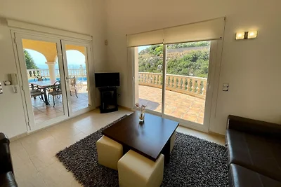 Villa in Panoramalage mit Pool