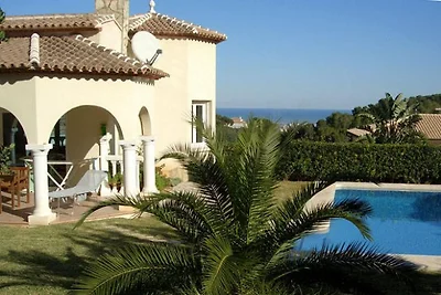 Villa mit Pool und Meerblick