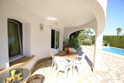 Villa mit Privatpool in Stadtnähe
