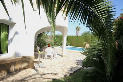 Villa mit Privatpool in Stadtnähe