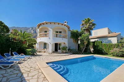 Villa mit Privatpool in Stadtnähe