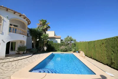 Villa mit Privatpool in Stadtnähe
