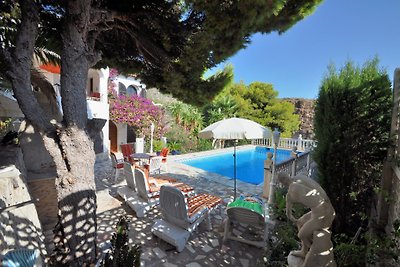 Villa met uitzicht op zee en het zwembad
