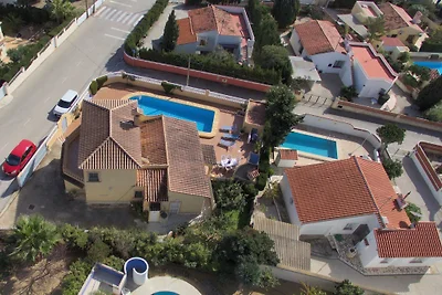 Haus mit besonders grossem Pool