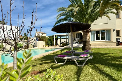 Villa mit besonders großem Pool