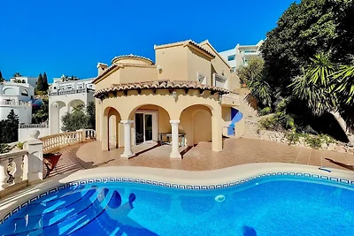 Villa con piscina e vista mare
