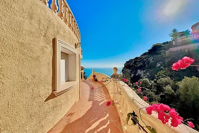 Villa con piscina e vista mare