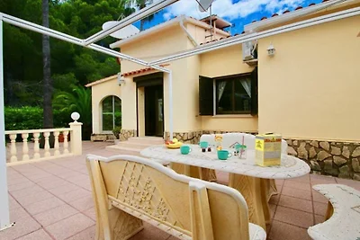 Villa mit Klimaanlagen und Pool