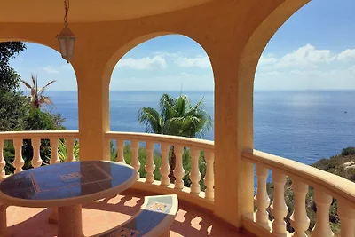Villa in Panoramalage mit Pool