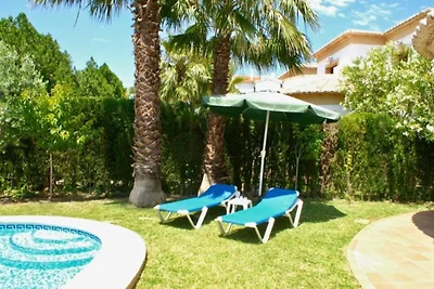 Haus mit Privatpool nahe dem Strand