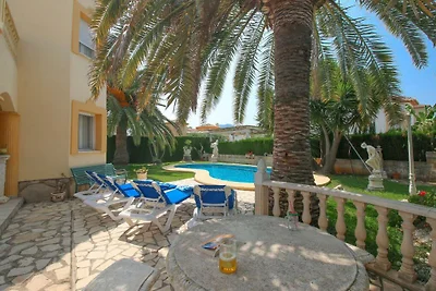 Villa mit Pool  nahe dem Sandstrand