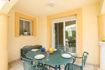 Villa mit Pool  nahe dem Sandstrand