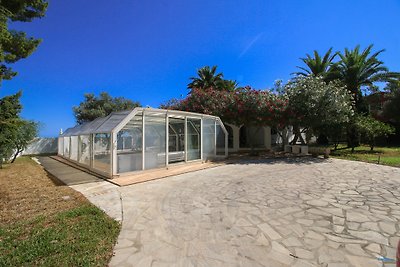 Villa mit Pool direkt am Sandstrand