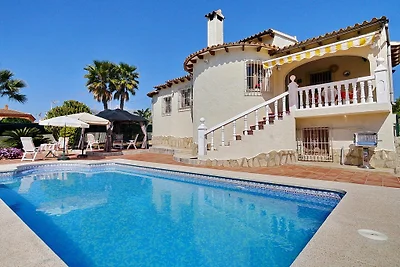 strandnahe Villa mit privatem Pool