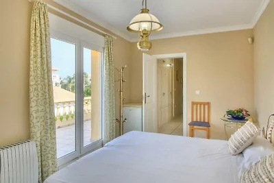 Villa mit Pool  nahe dem Sandstrand