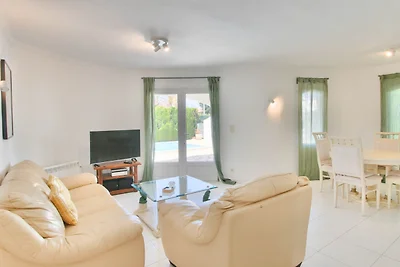Villa mit Privatpool in Stadtnähe