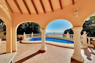 Villa con piscina e vista mare