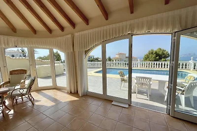 Villa con piscina e vista mare