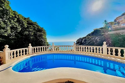 Villa con piscina e vista mare