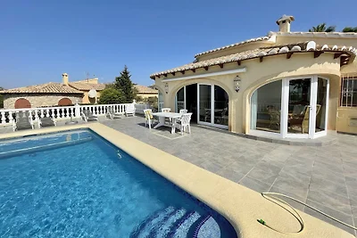 Villa con piscina e vista mare