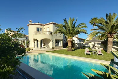 Villa mit besonders großem Pool