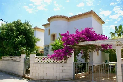 Haus mit Privatpool nahe dem Strand