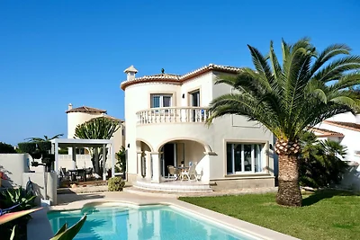 Villa mit besonders großem Pool