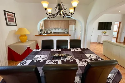 Villa con piscina e vista mare