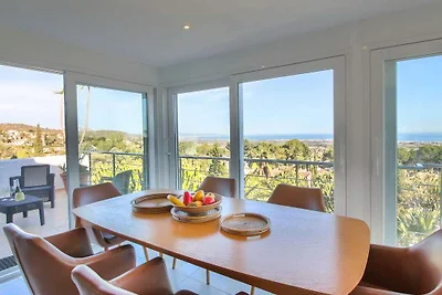 Meerblickvilla mit Pool