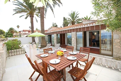 Villa con piscina direttamente sulla spiaggia di sabbia