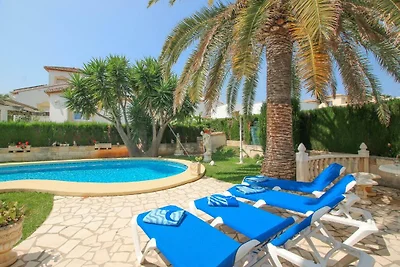 Villa mit Pool  nahe dem Sandstrand