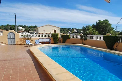 Haus mit besonders grossem Pool