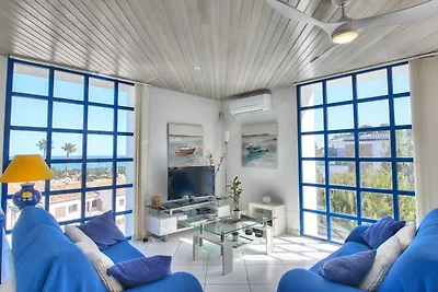 moderne Villa mit schönem Meerblick