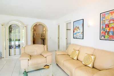 Villa mit Privatpool in Stadtnähe