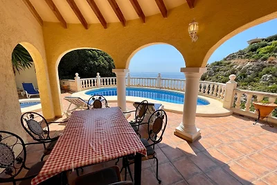 Villa in Panoramalage mit Pool