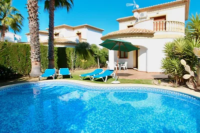 Haus mit Privatpool nahe dem Strand