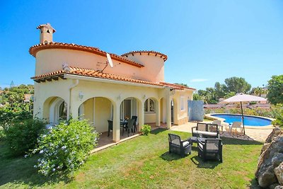 Villa mit Pool, nur 1 Km zum Stand