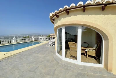 Villa con piscina e vista mare