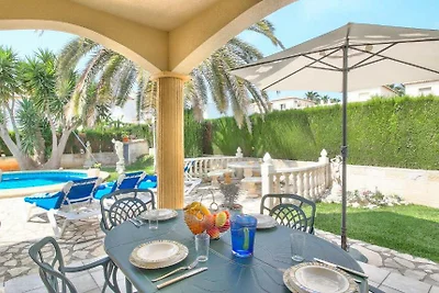 Villa mit Pool  nahe dem Sandstrand