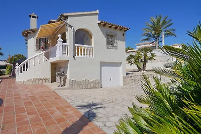 strandnahe Villa mit privatem Pool