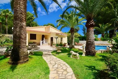 Villa mit Klimaanlagen und Pool