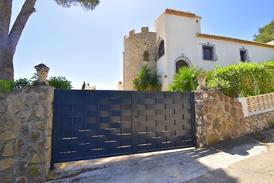 Villa in a fantastic location with pool