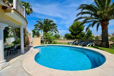 Villa mit Klimaanlagen und Pool