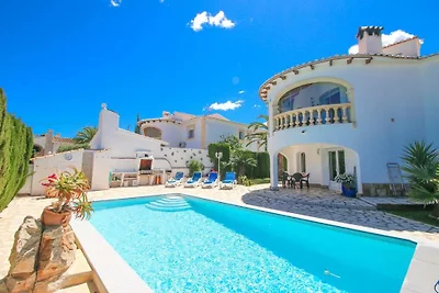 Villa mit Privatpool in Stadtnähe