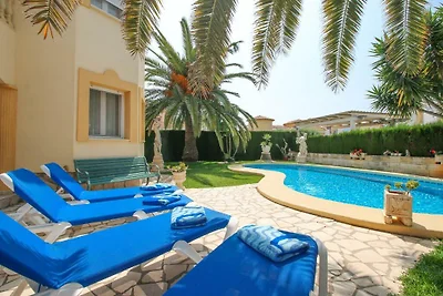 Villa mit Pool  nahe dem Sandstrand