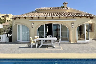 Villa con piscina e vista mare